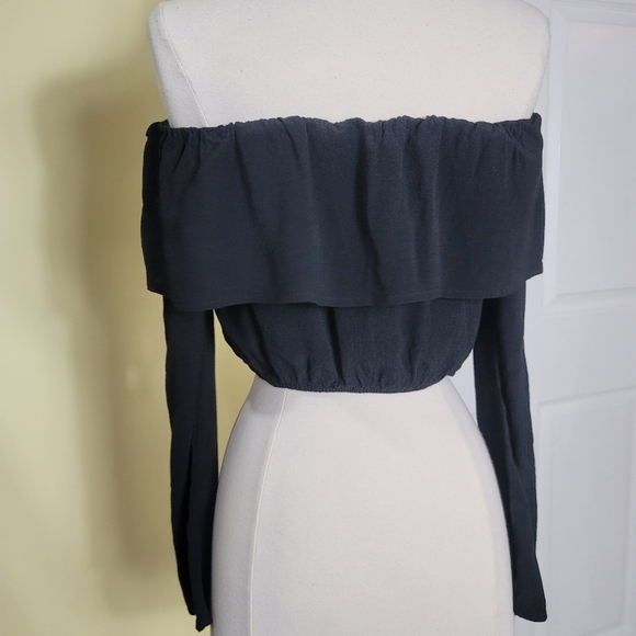 Silence + Noise | UO Black Off Shoulder Longsleeve Crop Blouse - Picture 4 of 6
